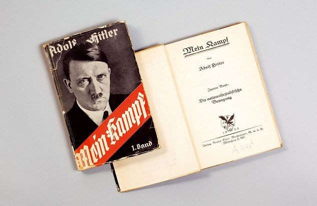 Das Bild zeigt das Buch "Mein Kampf" von Adolf Hitler.