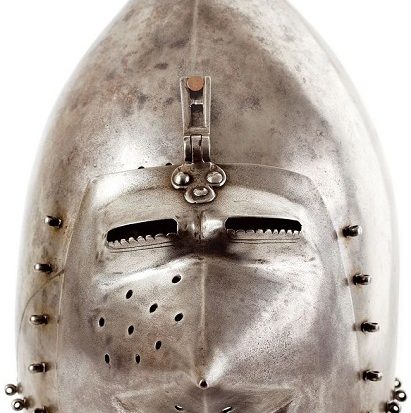 Man sieht eine alte Ritterhaube mit Klappvisier.