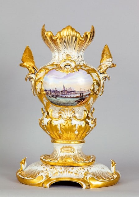 Eine goldene Vase it Kölnansicht.