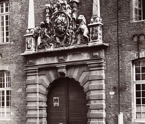 Man sieht ein Foto des Eingangstors des Kölner Zeughaus. Es ist in schwarz-weiß gehalten.