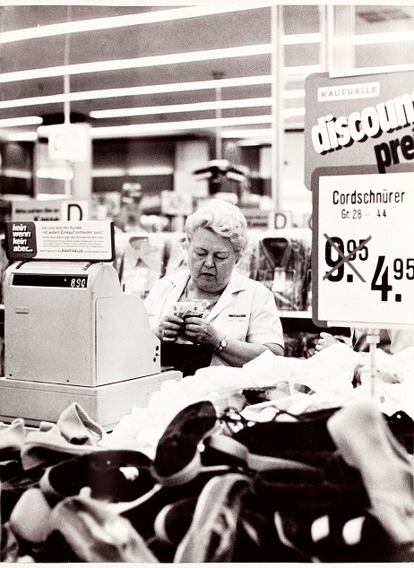 Das Foto zeigt eine Mitarbeiterin einer Kaufhalle aus dem Jahr 1973.