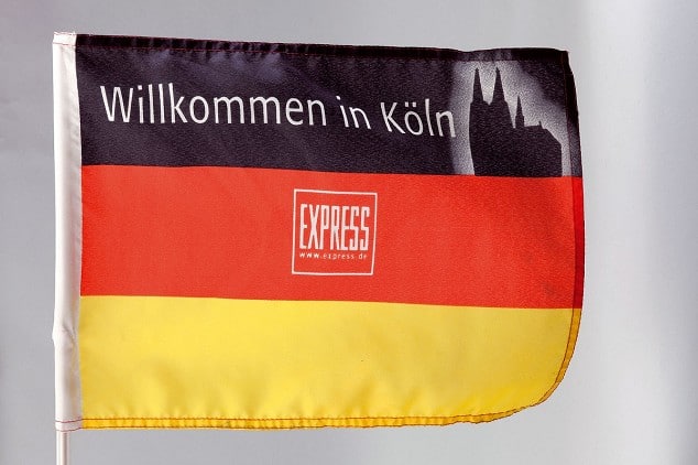 Man sieht eine Autofenster-Deutschlandfahne aus dem WM-Jahr 2006.