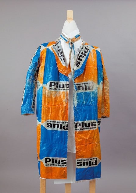 Zu sehen ist ein Anzug aus PLUS-Einkaufstüten.