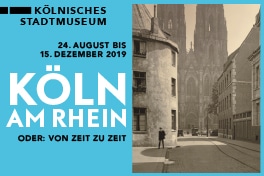 Das Bild ist zweigeteilt. Auf der linken Seite steht auf blauem Hintergrund der Titel der Ausstellunug. Auf der rechten Seite sieht man ein Foto des Kölner Doms nach dem Krieg.