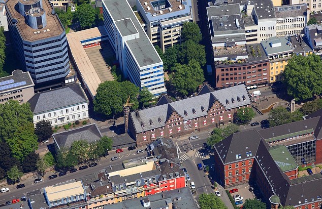 Man sieht eine Aufnahme des Kölner Zeughaus aus der Luft.