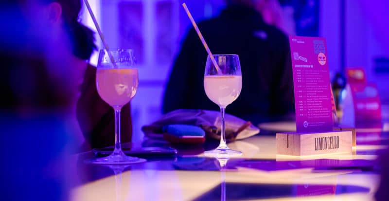 Das Foto zeigt einen Cocktail und gibt einen stimmungsvollen Einblick in die Pop-up-Bar