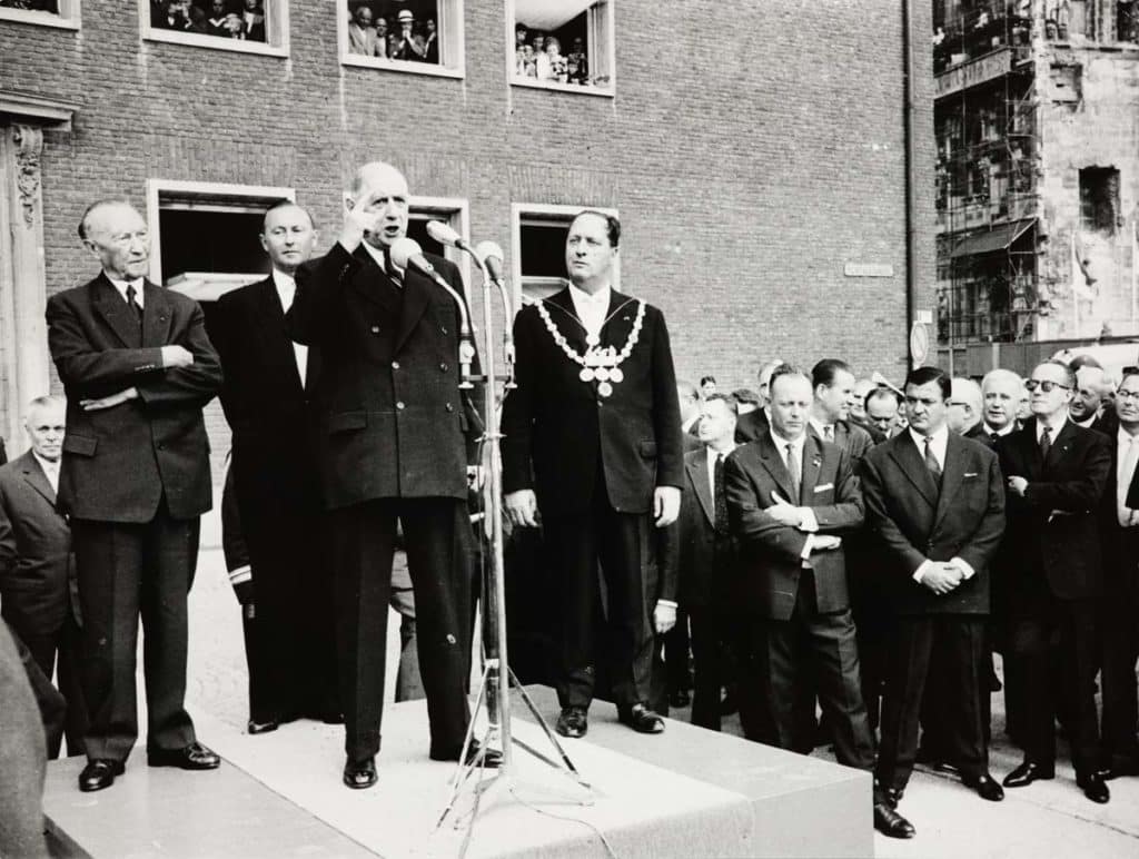 Zu sehen ist eine Schwarz-Weiß-Fotografie des französischen Staatspräsidenten Charles de Gaulle bei seiner Rede vor dem Rathaus.