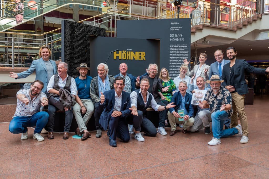 Das Bild zeigt die aktuelle Band, einige Ur-Höhner sowie die Kuratorin Johanna Cremer, die stellvertretende Direktorin Silvia Rückert und die Sponsoren der Ausstellung