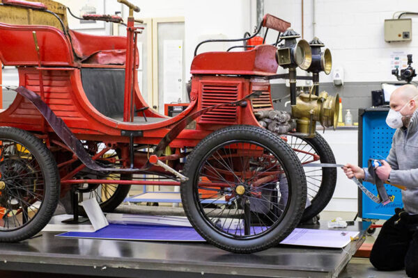 Blick auf das älteste Kölner Automobil in der Restaurationswerkstatt.