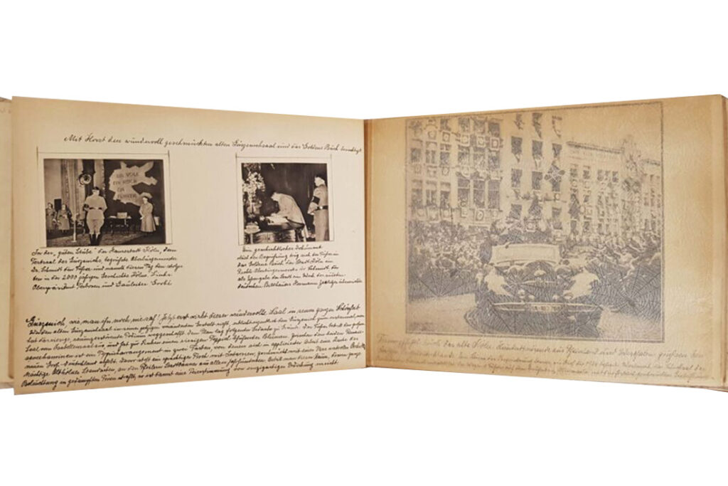 Ein altes Fotobuch. Auf derm vergilbten Papier sind auf der rechten Seite zwei kleinere Bilder zu sehen, auf der linken Seite ein großes Bild.