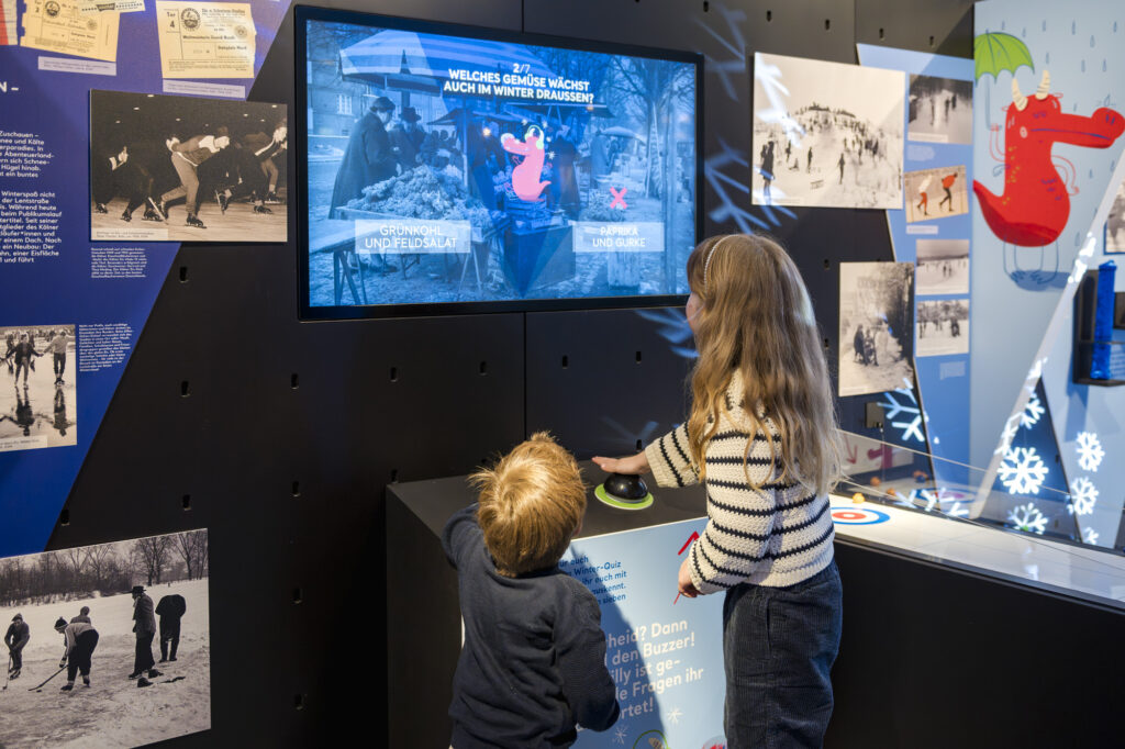 Spielende Kinder in der Ausstellung, Quizz-Buzzer