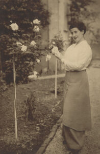 Olga Oppenheimer im Garten