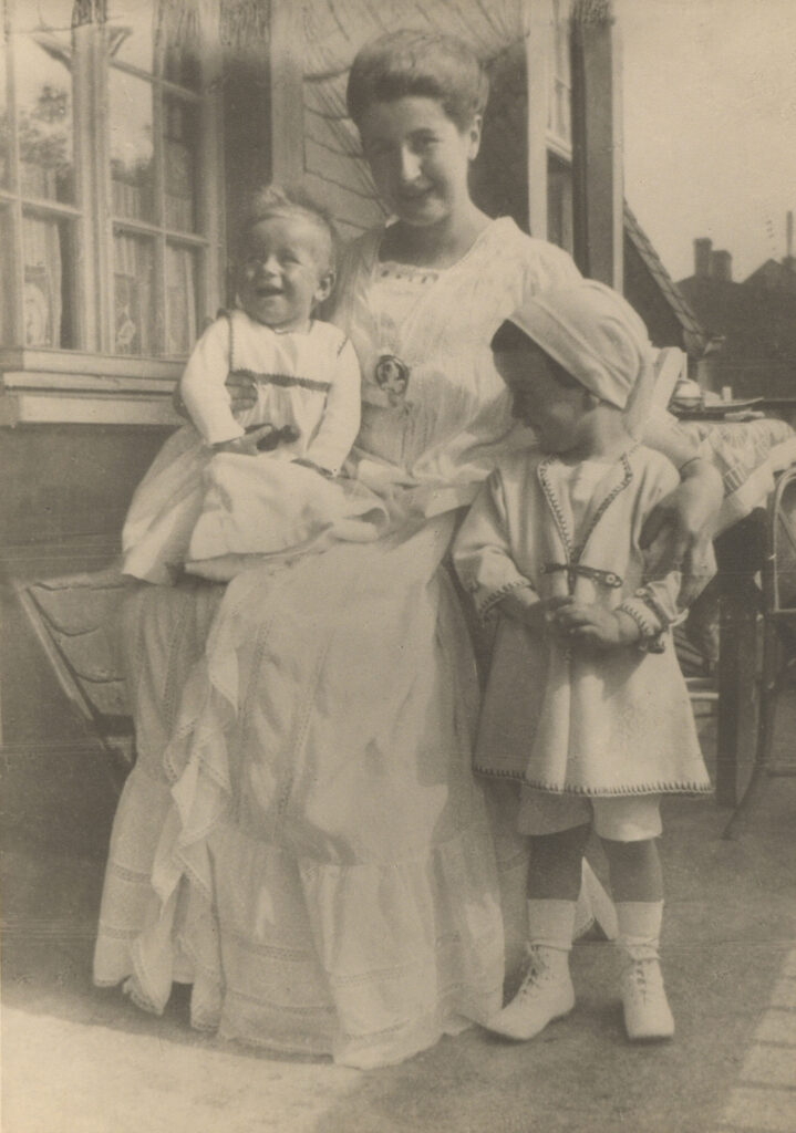 Fotografie von Olga Oppenheimer und Kindern