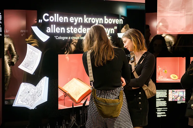 Zwei Besucherinnen des KSM schauen sich in der Ausstellung um.