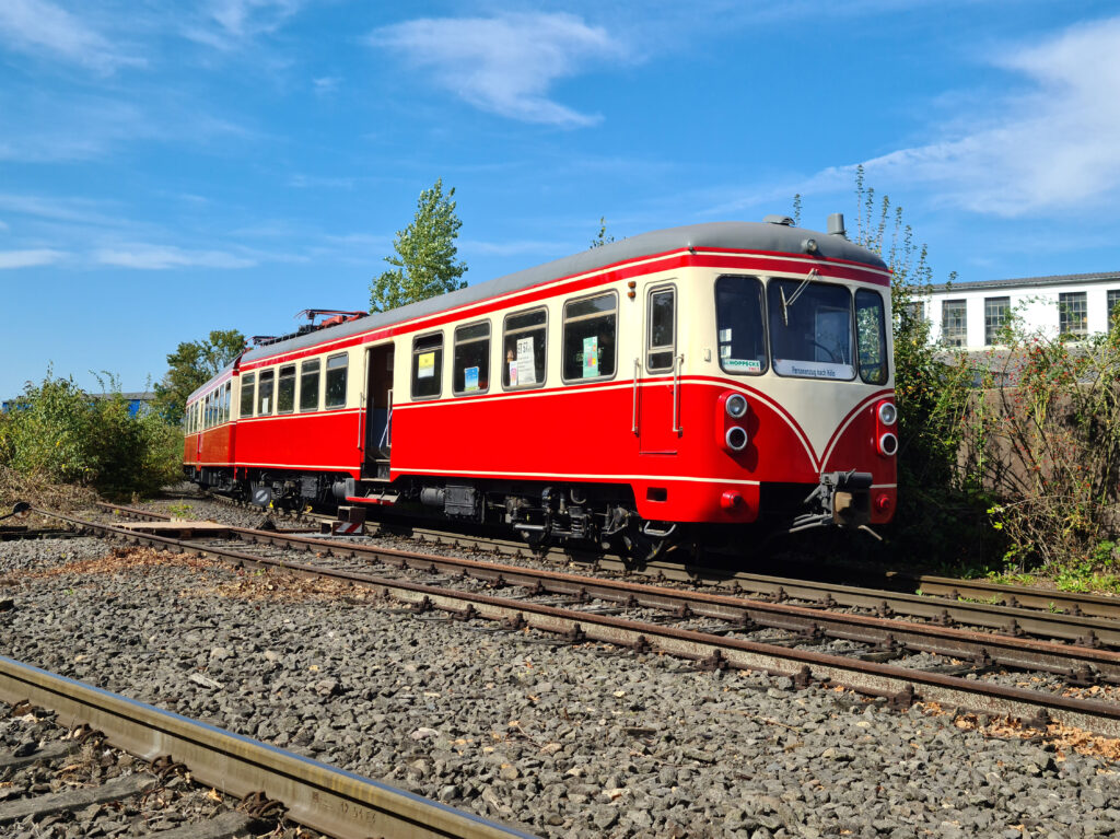 Das Foto zeigt einen historsichen Doppeltriebwagen mit der Bezeichnung ET57