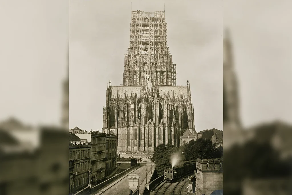 Historische Fotografie des Kölner Doms von Osten, beide Türme sind im Bau weit fortgeschritten.