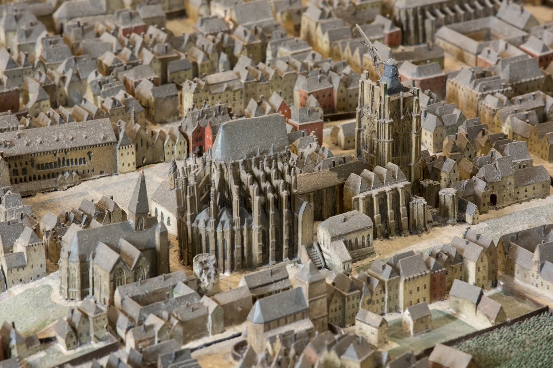 Nahaufnahme des Stadtmodells mit dem unvollendeten Dom, auf dem Südturm steht der Baukran