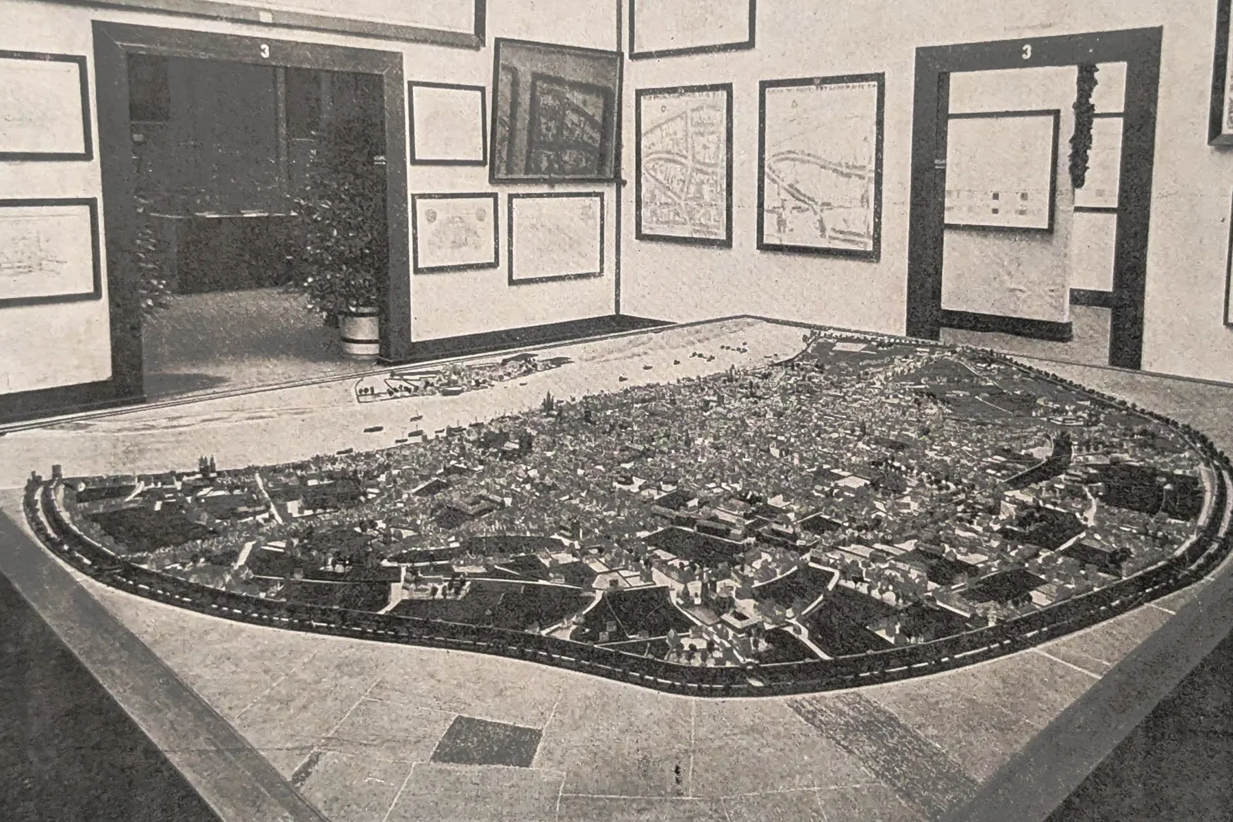 Historische Aufnahme eines großen Ausstellungssaals, in dessen Mitte das Stadtmodell steht