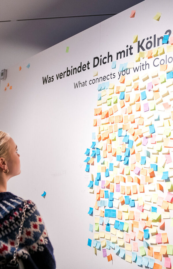 Wand voller bunter Notizzettel unter der Frage „Was verbindet Dich mit Köln?"